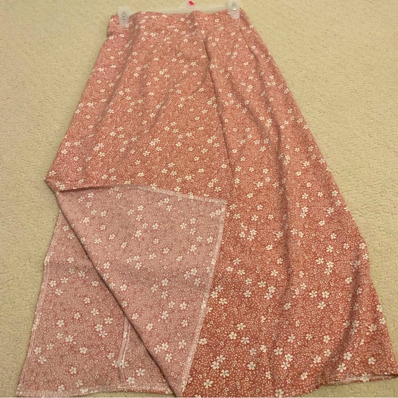 Long Maxi skirt. Pink with flowers. Not worn - Picture 2 of 2